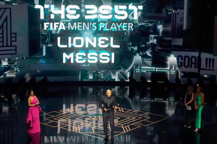 El ex jugador de futbol francés Thierry Henry acepta el premio The Best en nombre del...