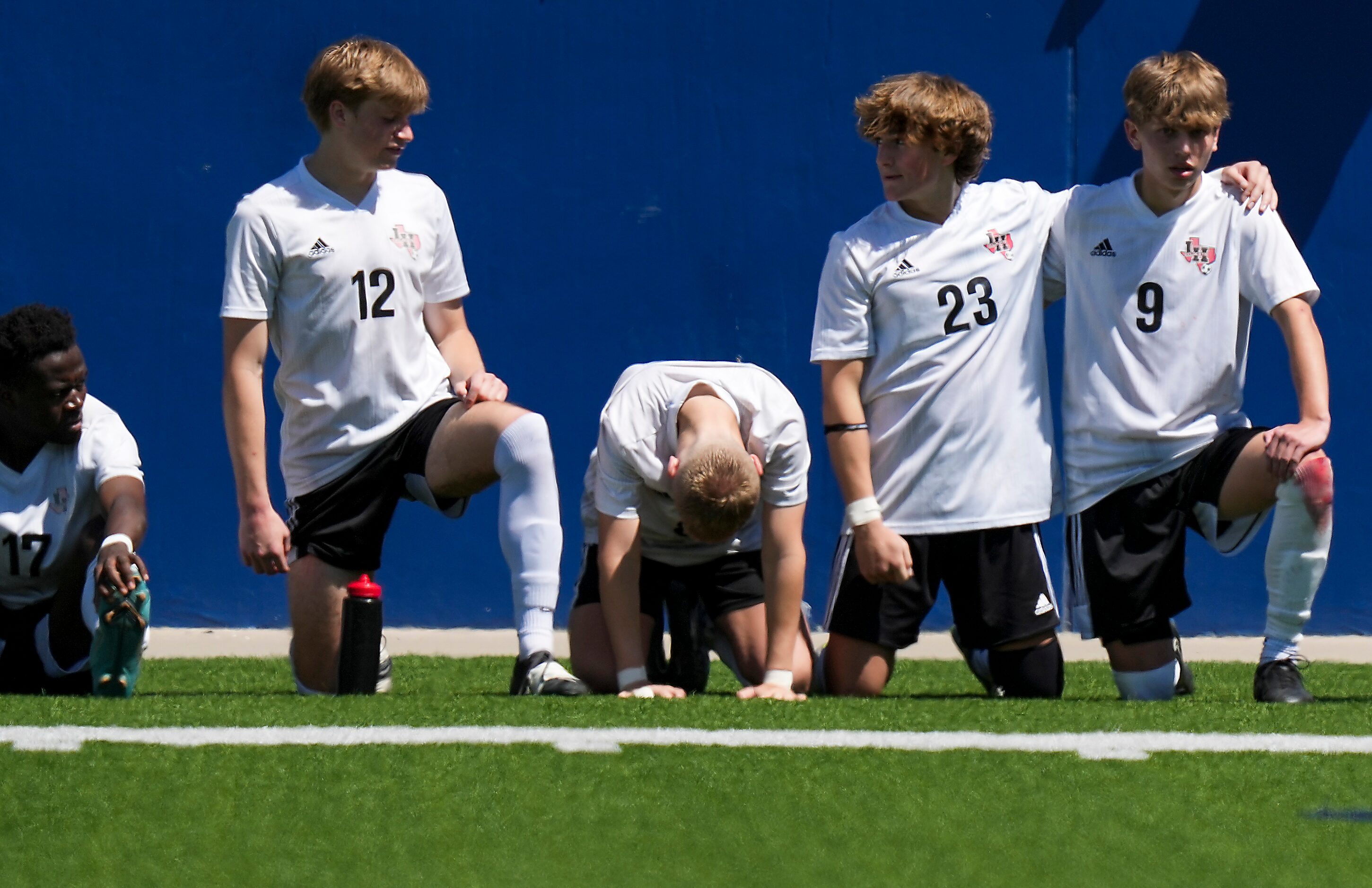 Lake Highlands player, Bienvenie Bisimwa (17), Charlie Willmann (12), Evan Bernhard...