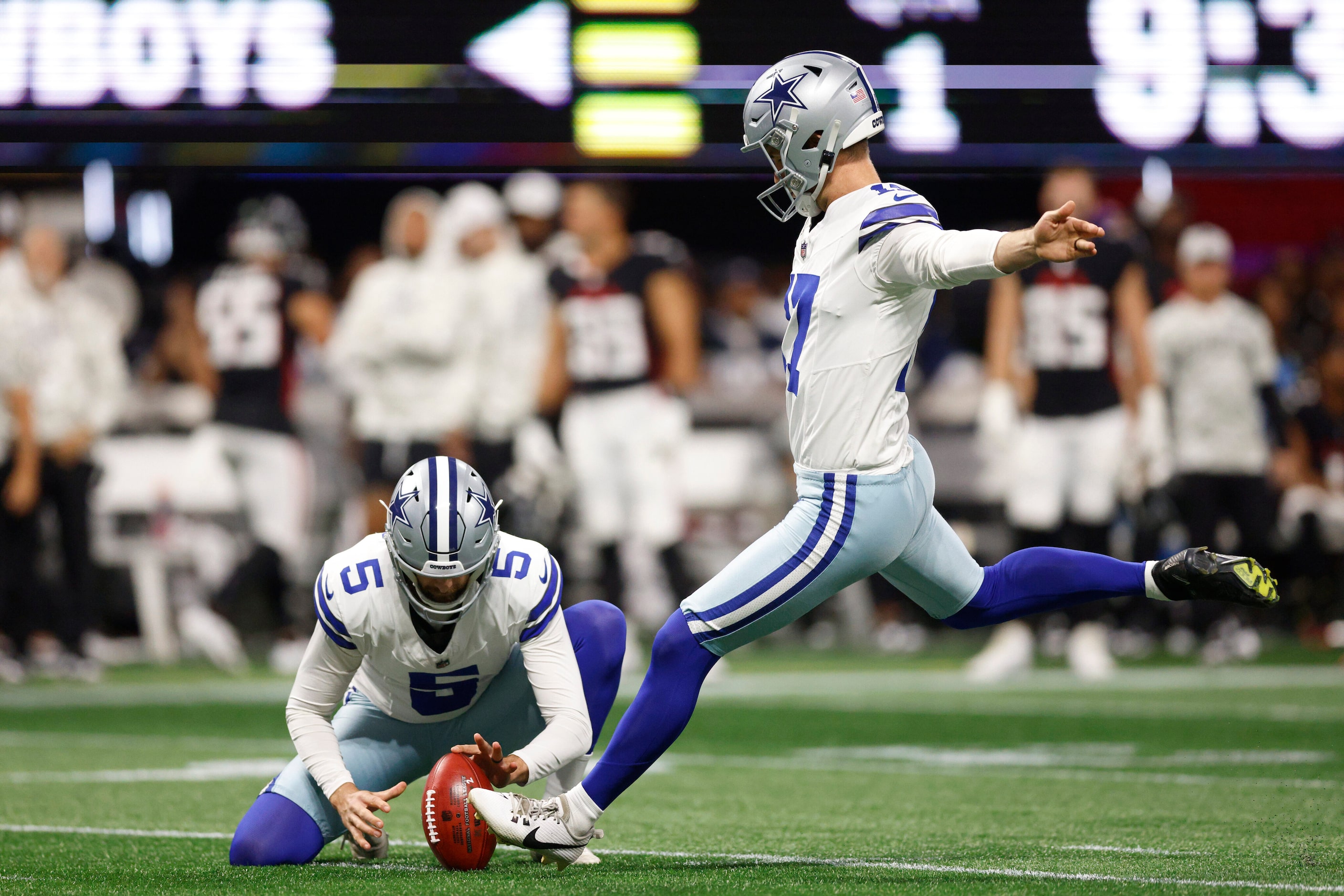 Dallas Cowboys place kicker Brandon Aubrey (17) attempts a 34-yard field goal during the...