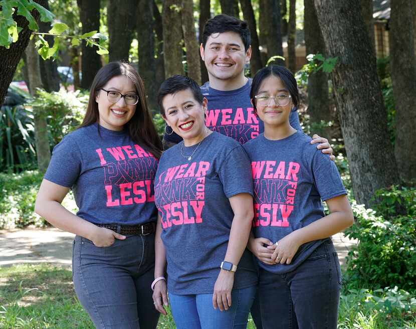 Lesly Cardona (al centro) con sus hijas Anayancy (22) y Katherine (12), acompañadas de su...