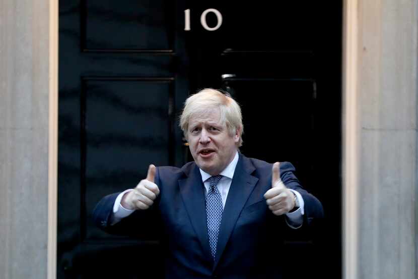 El primer ministro británico Boris Johnson hace una señal de aprobación a la entrada del...