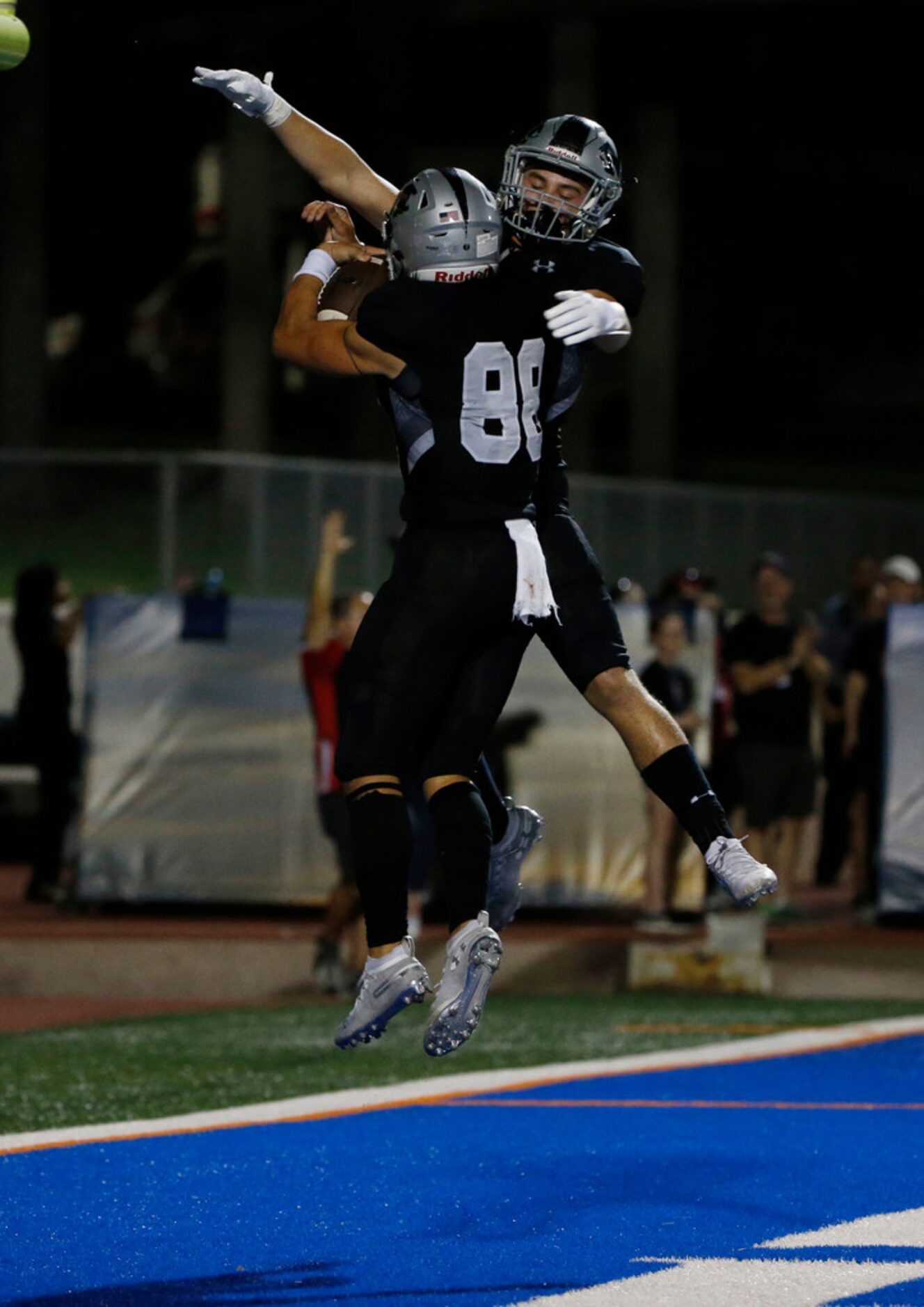 Arlington Martin's Jonathan Carter (88) celebrates his touchdown reception against Arlington...