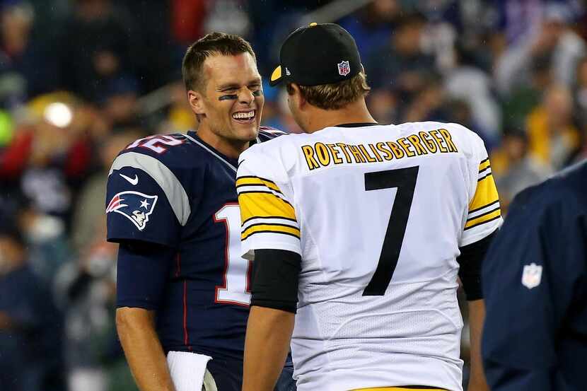 Tom Brady de los Patriots saluda a Ben Roethlisberger de los Steelers. (Getty Images/Jim...