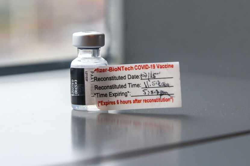 Una ampolleta con la dosis de vacuna contra covid-19 de Pfizer-BioNTech.