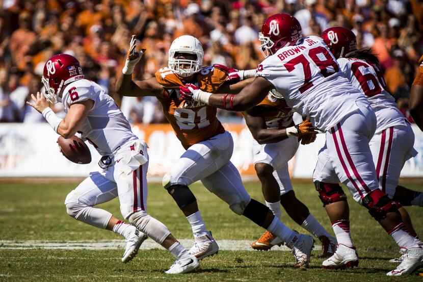 Oklahoma quarterback Baker Mayfield (6) scrambles away from Texas defensive end Charles...