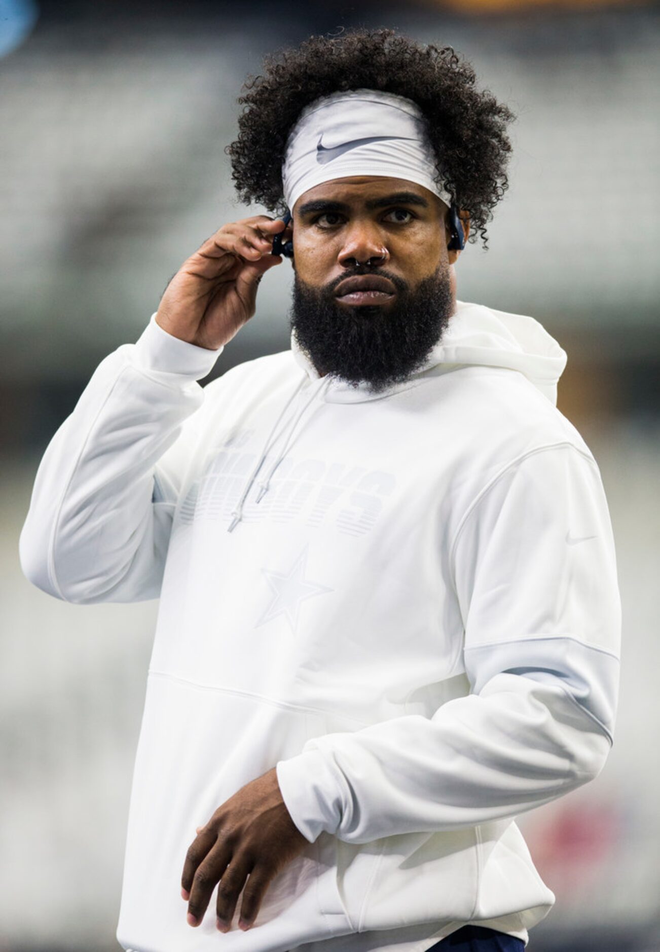 Dallas Cowboys running back Ezekiel Elliott (21) warms up before an NFL game between the New...