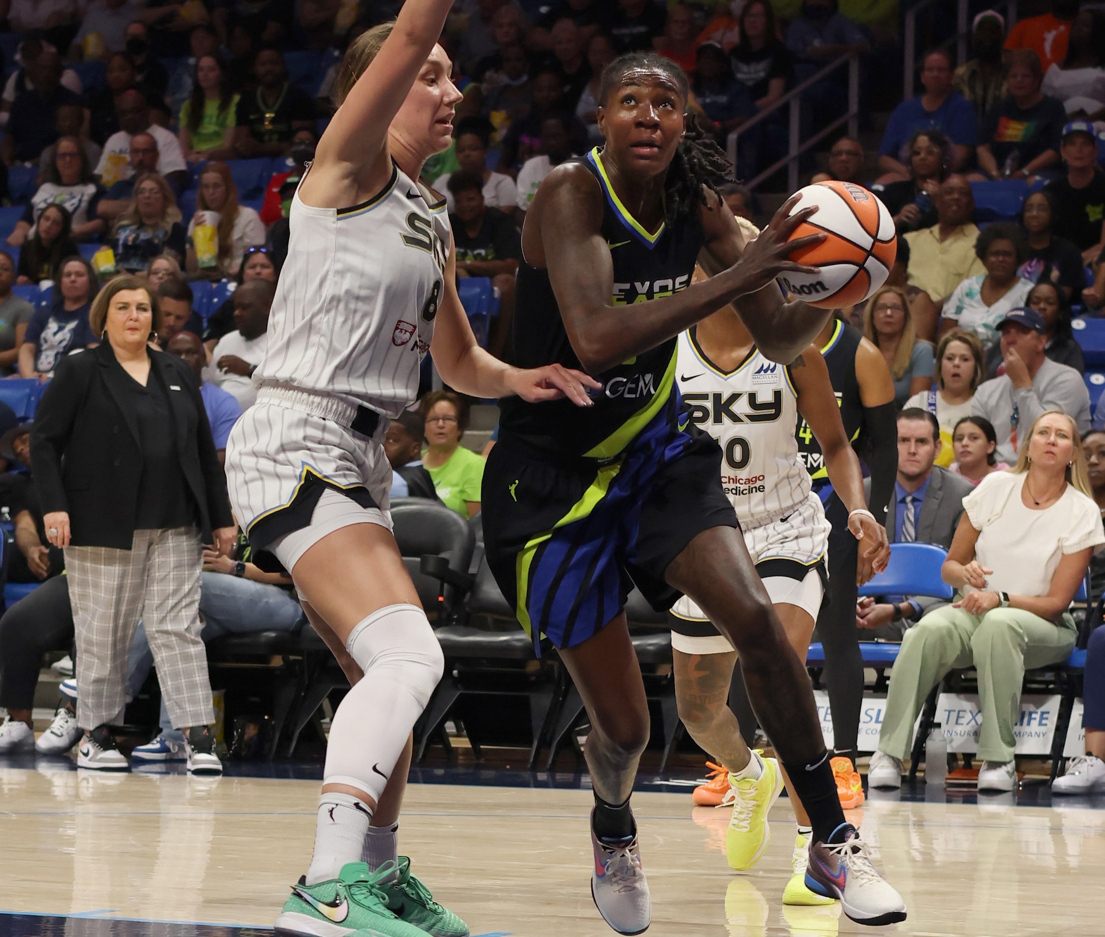 Dallas Wings forward Natasha Howard (6) drives to the basket against the defense of Chicago...