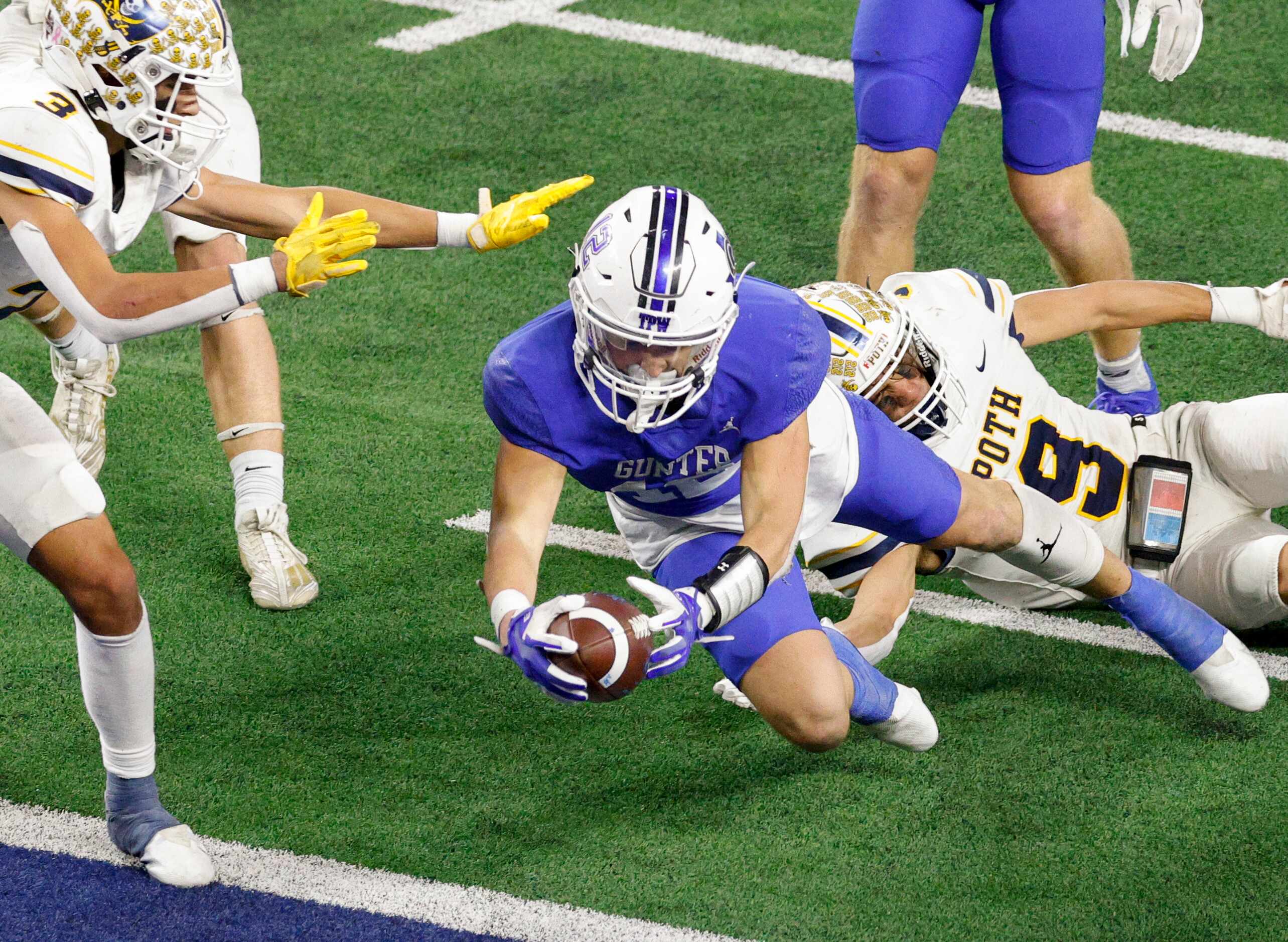 Gunter running back Ivy Hellman (12) stretches the ball across the goal line for a touchdown...