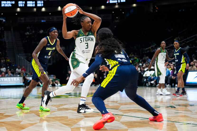 Seattle Storm forward Nneka Ogwumike (3) drives to the basket against Dallas Wings forward...