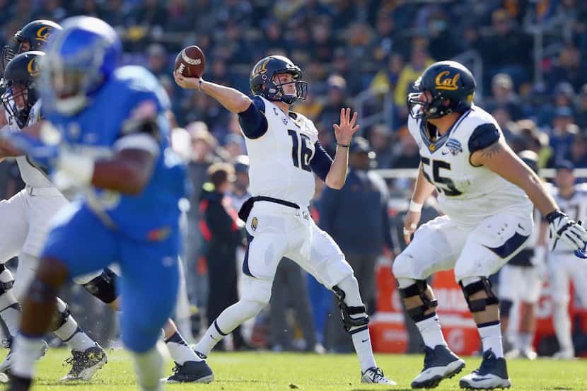 FORT WORTH, TX - DECEMBER 29:  Jared Goff #16 of the California Golden Bears looks for an...