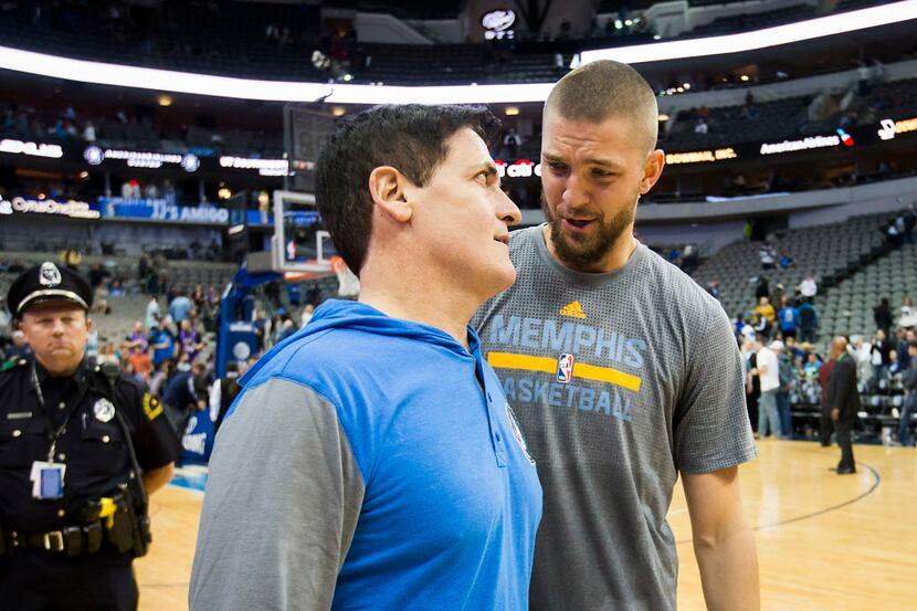 Dallas Mavericks head coach Mark Cuban talks with Memphis Grizzlies forward Chandler Parsons...