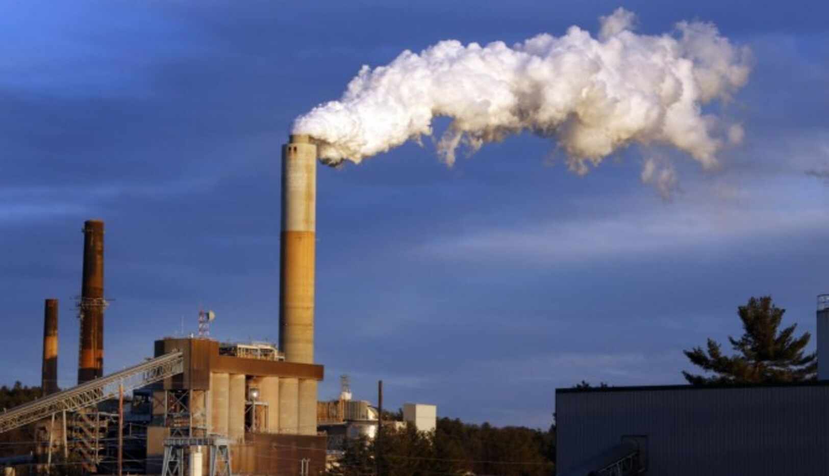 El gobierno anunció reglas para limitar la emisión de dióxido de carbono en plantas...