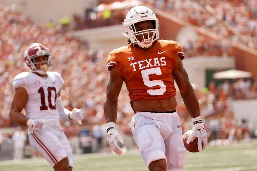 Texas Longhorns running back Bijan Robinson (5) runs in a short touchdown against Alabama...