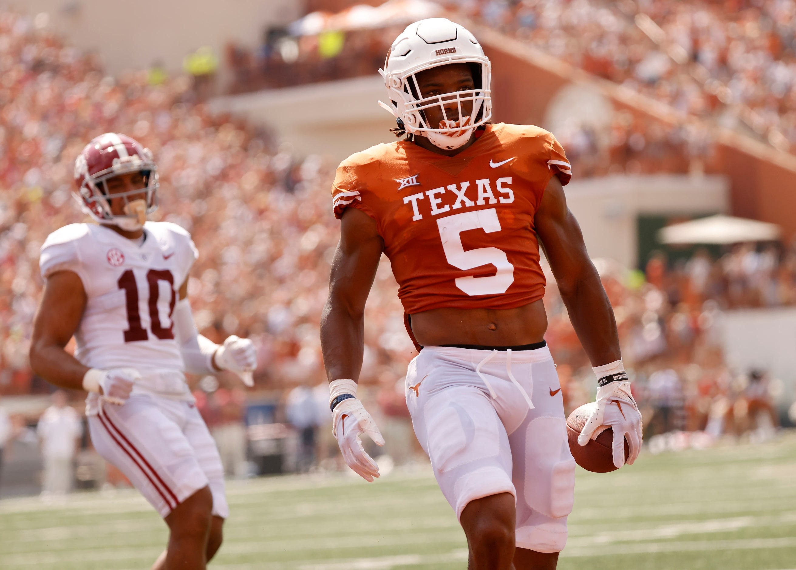 Texas Longhorns running back Bijan Robinson (5) runs in a short touchdown against Alabama...