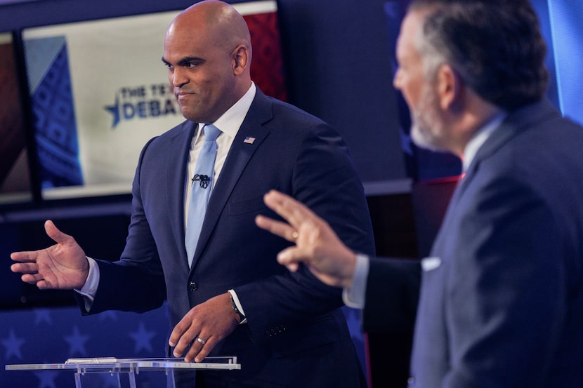 Colin Allred (izq.) y Ted Cruz se enfrentaron en un único debate antes de la elección del 5...