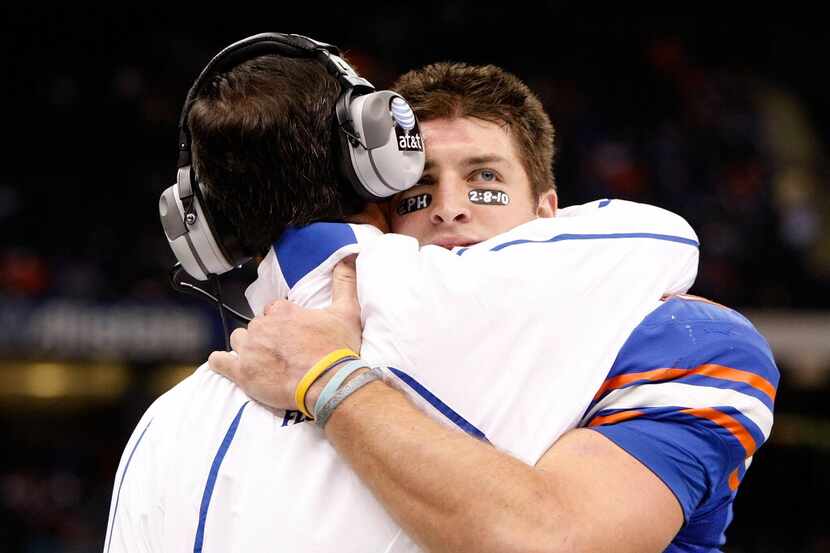 ORG XMIT: 93224478 NEW ORLEANS - JANUARY 01: Tim Tebow #15 of the Florida Gators hugs his...