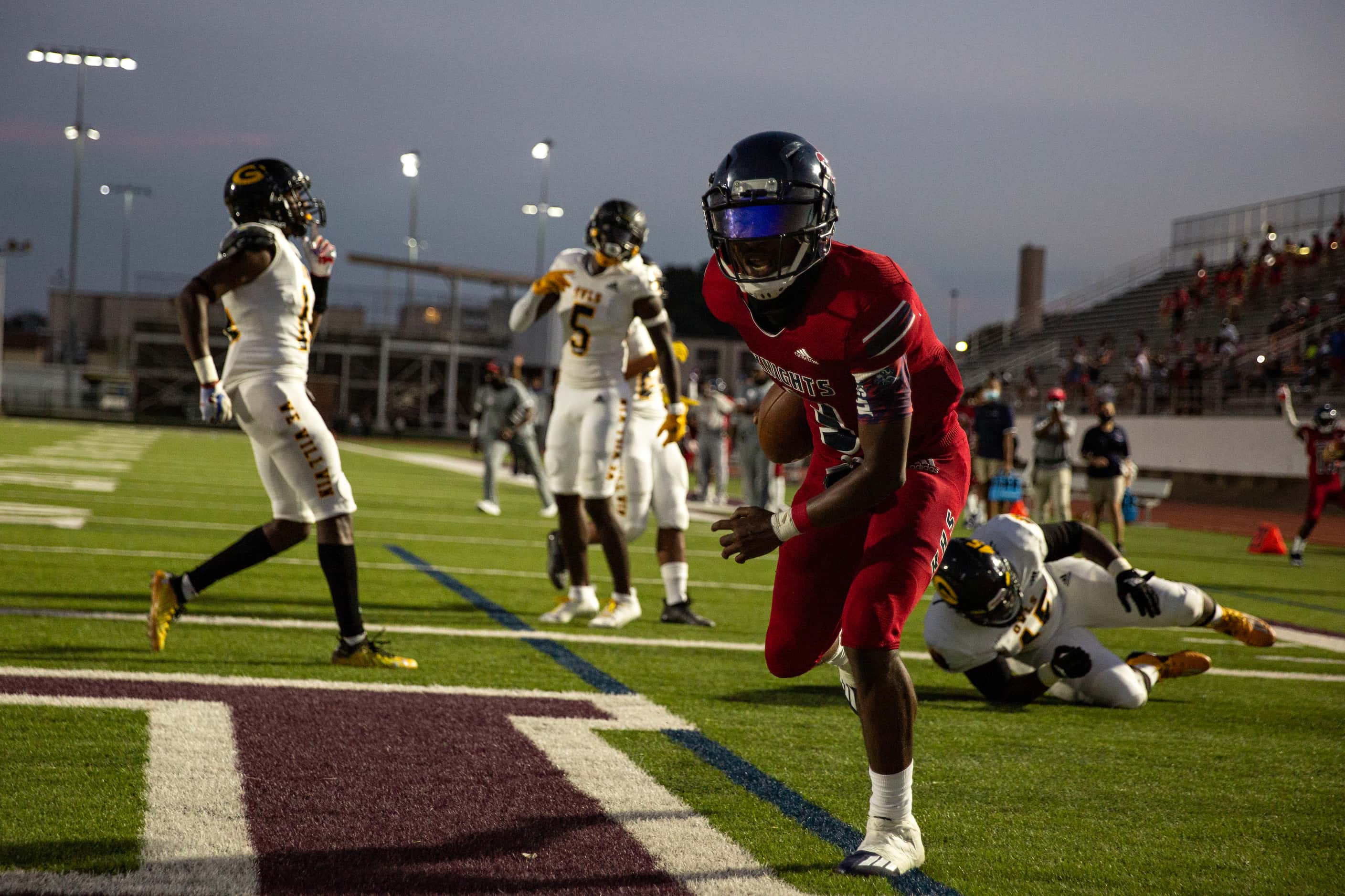 Justin F. Kimball High School’s Jerqualan Parks (3) scores a touchdown a touchdown during...
