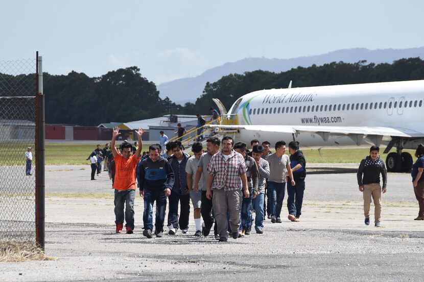 Personas de Guaremala regresan a su país luego de ser deportados desde Estados...