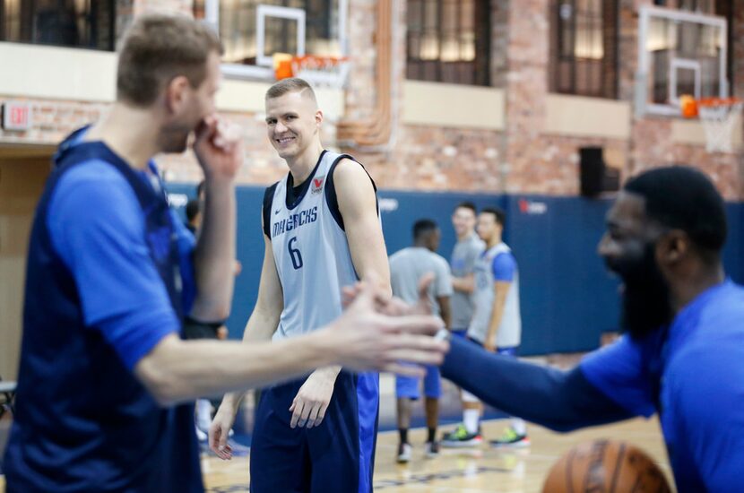 Dallas Mavericks forward Kristaps Porzingis (6) and Dallas Mavericks forward Dirk Nowitzki...