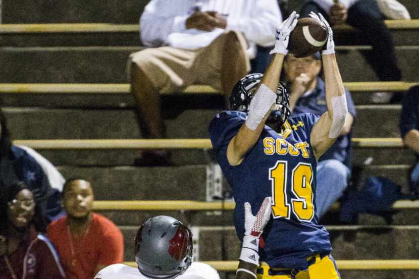 Highland Park wide receiver J.T. Dooley (19) catches a pass during the fourth quarter of...