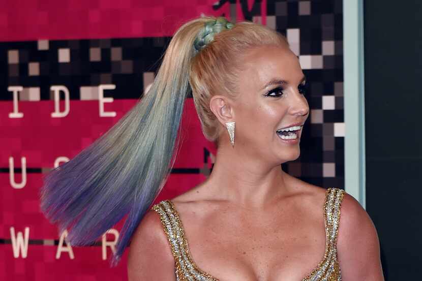 En esta fotografía de archivo, la cantante Britney Spears llega a la alfombra roja de los...