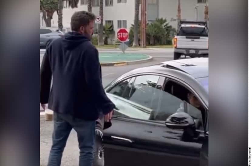 Momento en el que Ben Affleck cierra con fuerza la puerta del carro a Jennifer Lopez.

