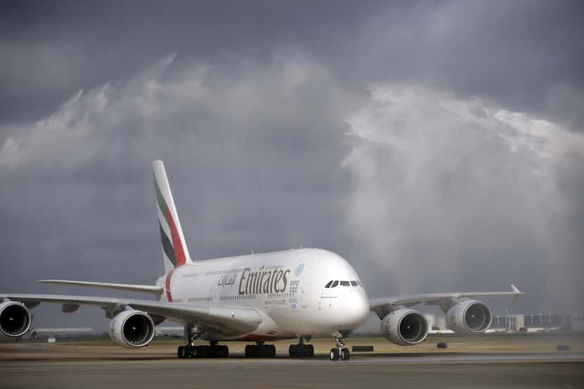 El avión A380 a Airbus de Emirates fue recibido en el Aeropuerto Internacional DFW por...