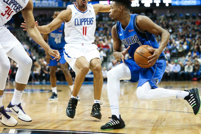 Dallas Mavericks guard Dennis Smith Jr. (1) looks to pass as he is defended by LA Clippers...