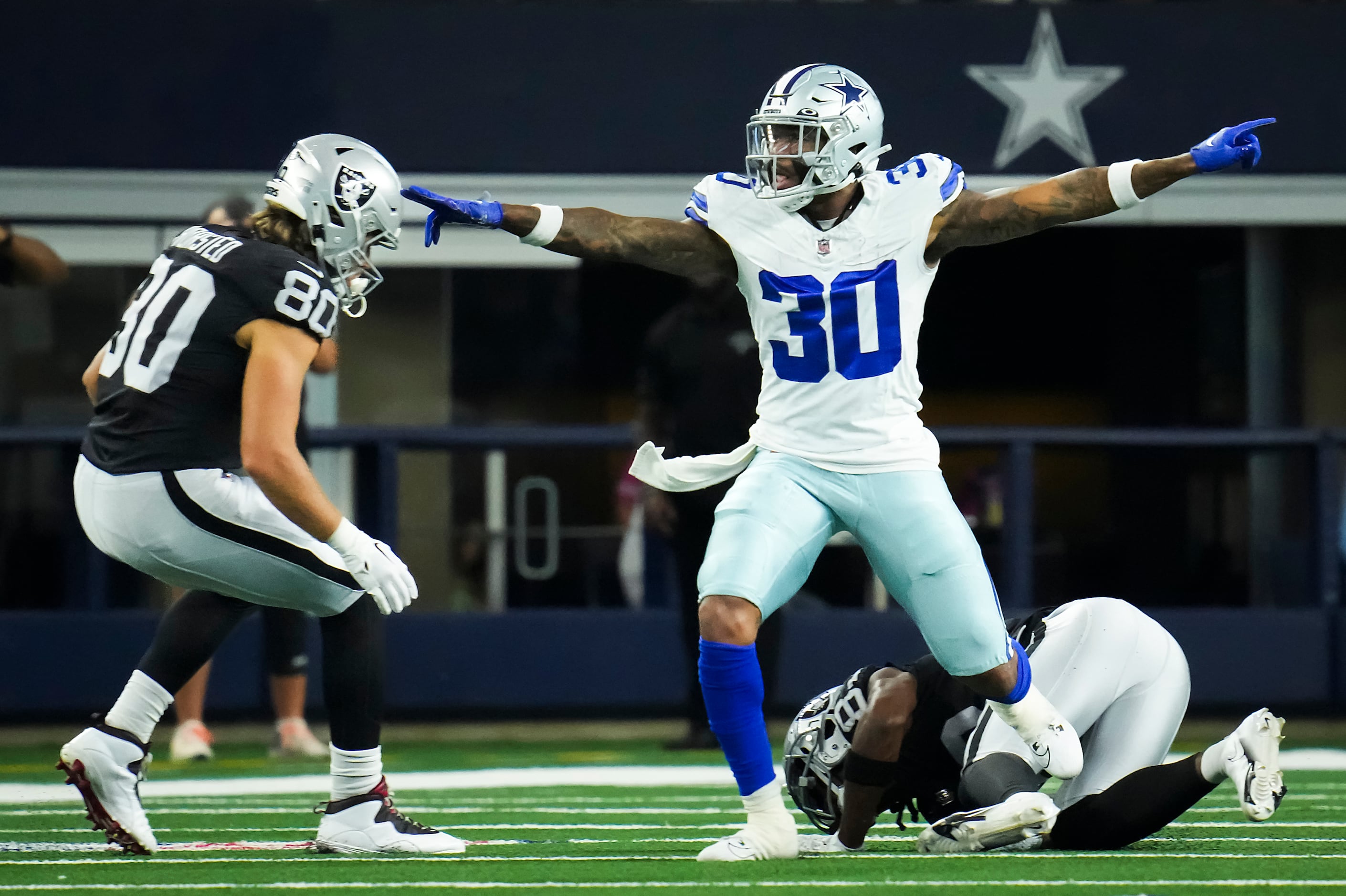 Girlfriend gets last laugh holding up sign at Cowboys game after