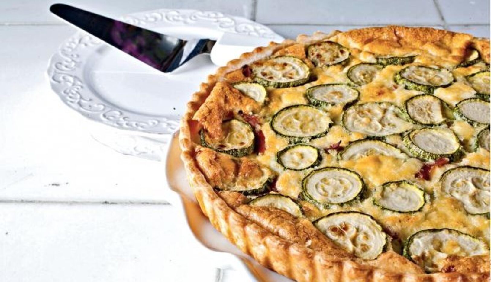 El quiche de calabacita y cebollas es una alternativa a la receta clásica.(AGENCIA REFORMA)
