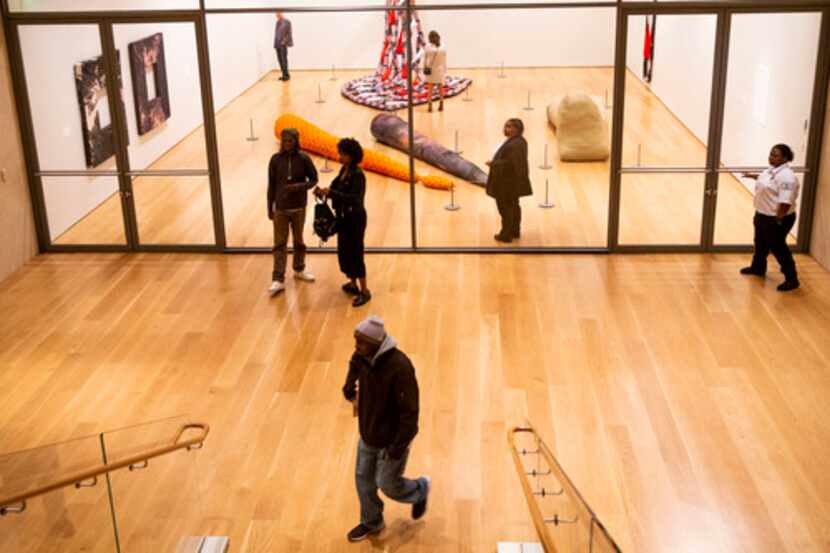 Personas caminan en la planta baja del Centro de Escultura Nasher durante el programa ‘Til...
