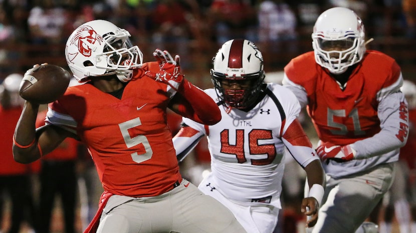 Duncanville quarterback Jaylin Nelson (5) passes the ball in the first quarter during a high...