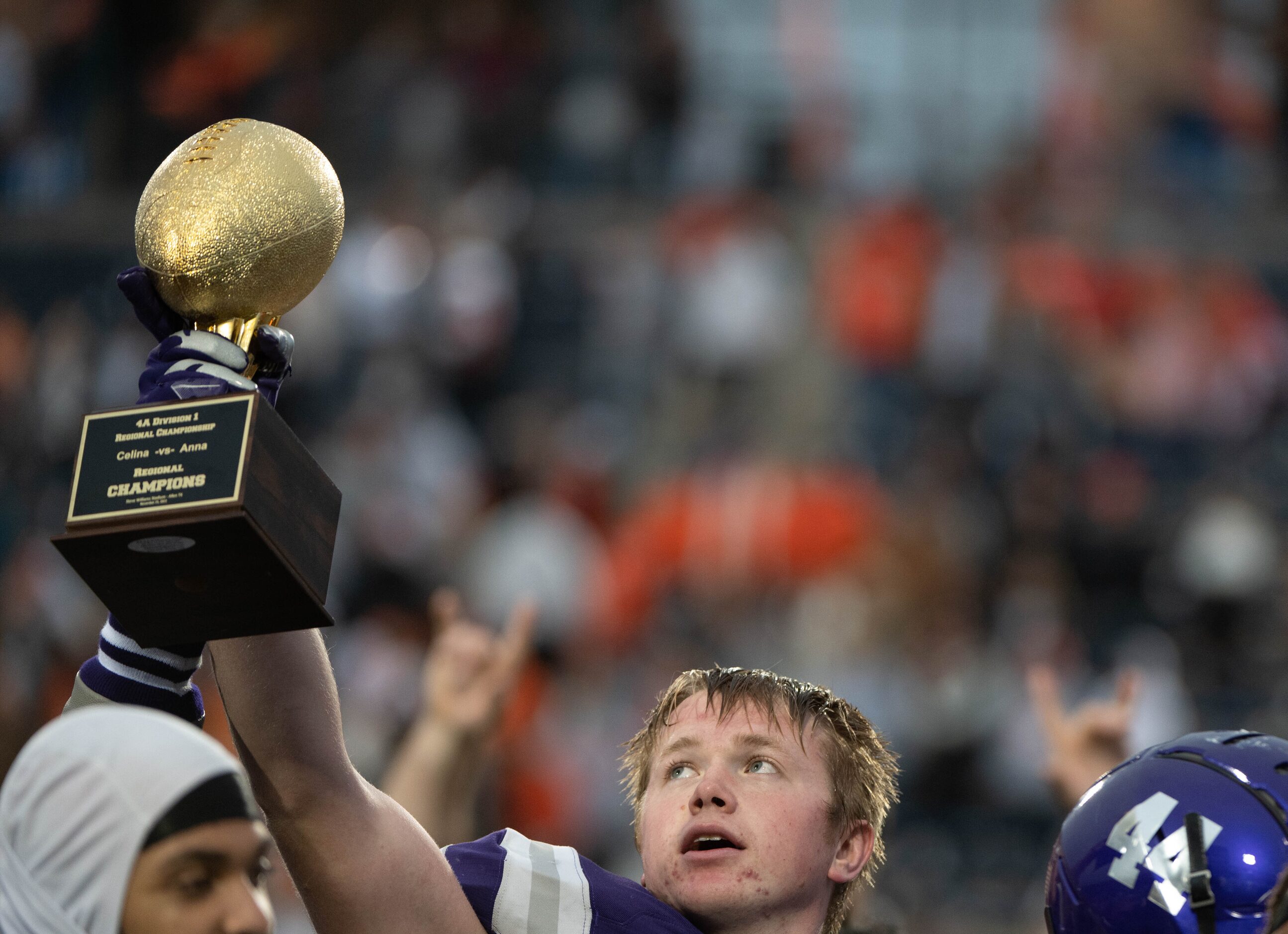 Anna’s middle linebacker Colton Bridwell (40) celebrates with the trophy after their 27-24...