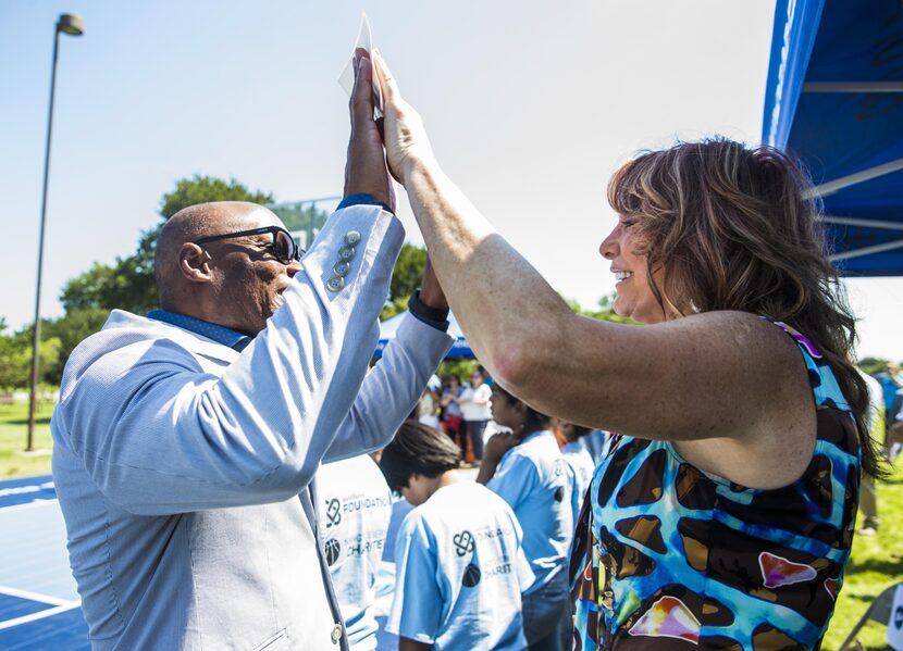 El ex jefe de policía David Brown saluda a la ex basquetbolista Nancy Lieberman, quien donó...