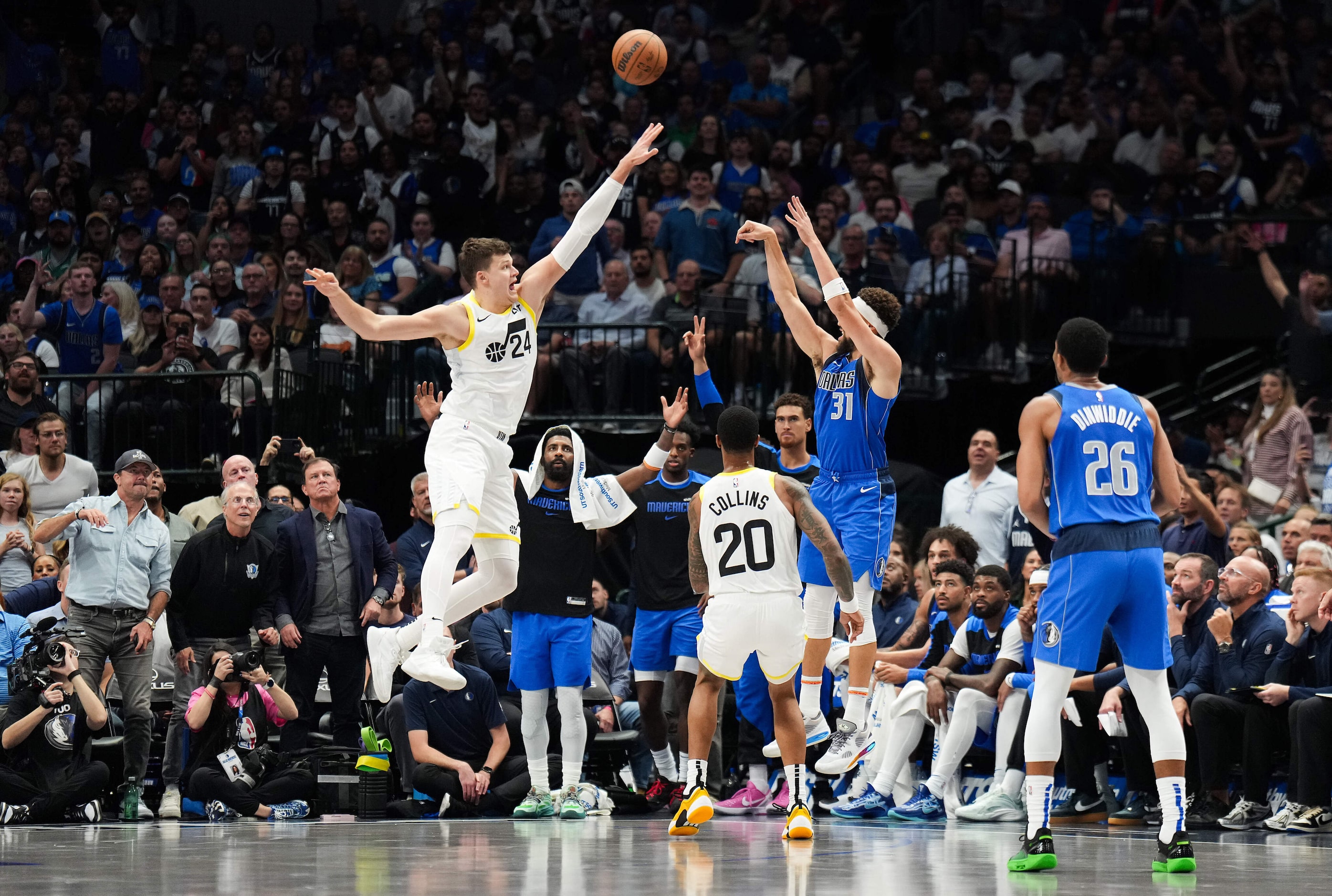 Dallas Mavericks guard Klay Thompson (31) hits a 3-pointer over Utah Jazz center Walker...