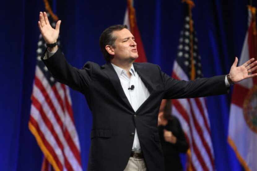 El precandidato presidencial Ted Cruz se dirige al público durante el Sunshine Summit en...