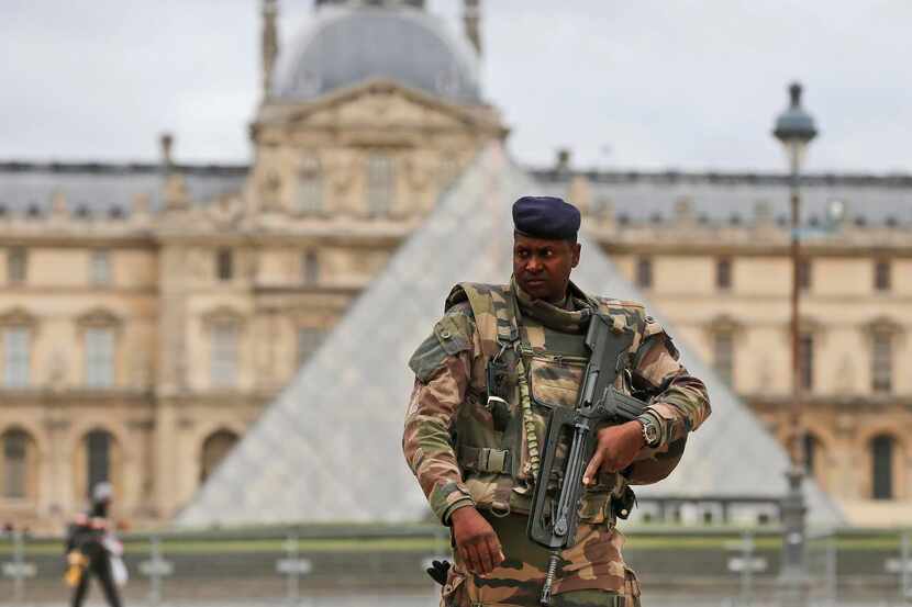 Un soldado patrulla los alrededores del museo de Louvre. La seguridad en París ha aumentado...
