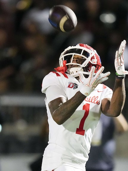 Duncanville wide receiver Dakorien Moore (1) catches a 43-yard touchdown pass as DeSoto...