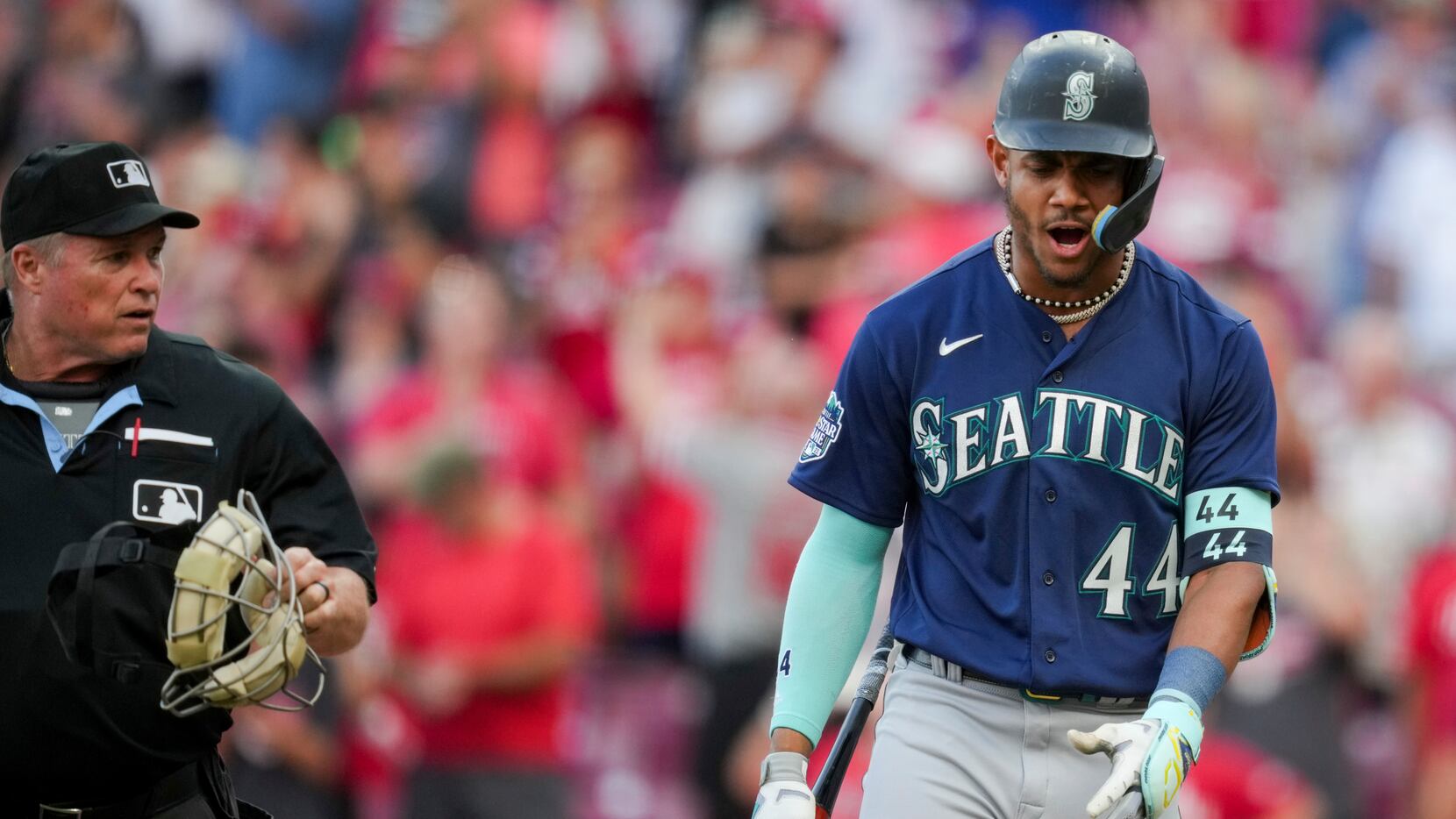 Mariners remove Blue Jays merchandise from Seattle team store
