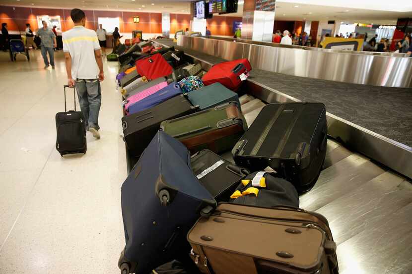 Maletas de pasajeros de aeropuertos en el aeropuerto BWI en el área de Baltimore. Los...