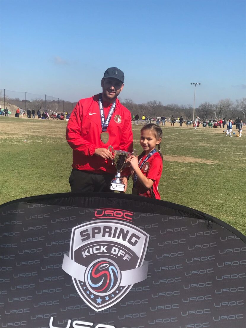 Junto a su coach Juan Ignacio Beracochea levantando el trofeo de campeonas del torneo U90C...