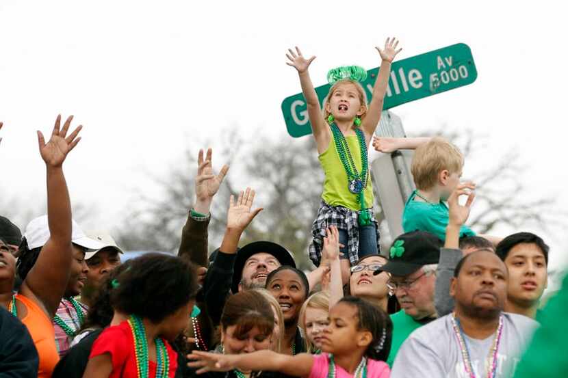 El desfile de St. Patricks se realiza todos los años en la avenida Greenville de Dallas....