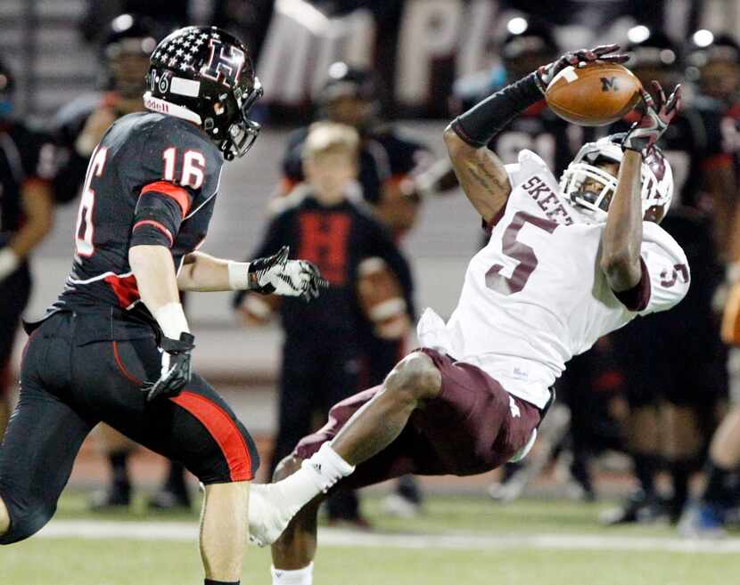 Mesquite High's Rashard Higgins (5) makes a clutch catch for a first down, as Rockwall-Heath...