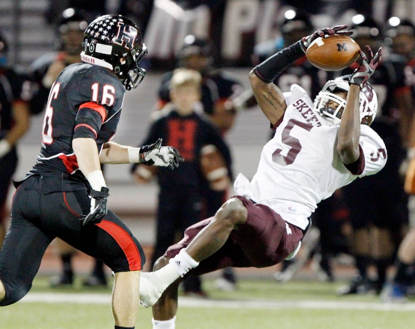 Mesquite High's Rashard Higgins (5) makes a clutch catch for a first down, as Rockwall-Heath...