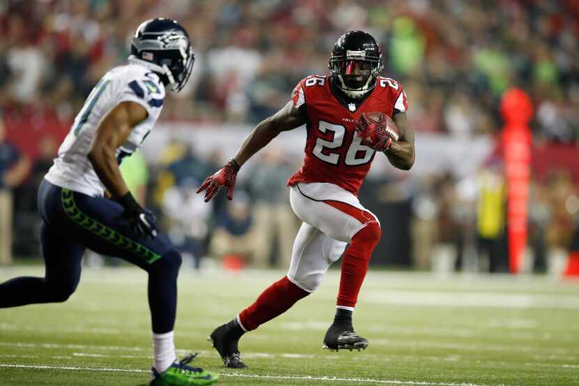 ATLANTA, GA - JANUARY 14:  Tevin Coleman #26 of the Atlanta Falcons runs the ball against...