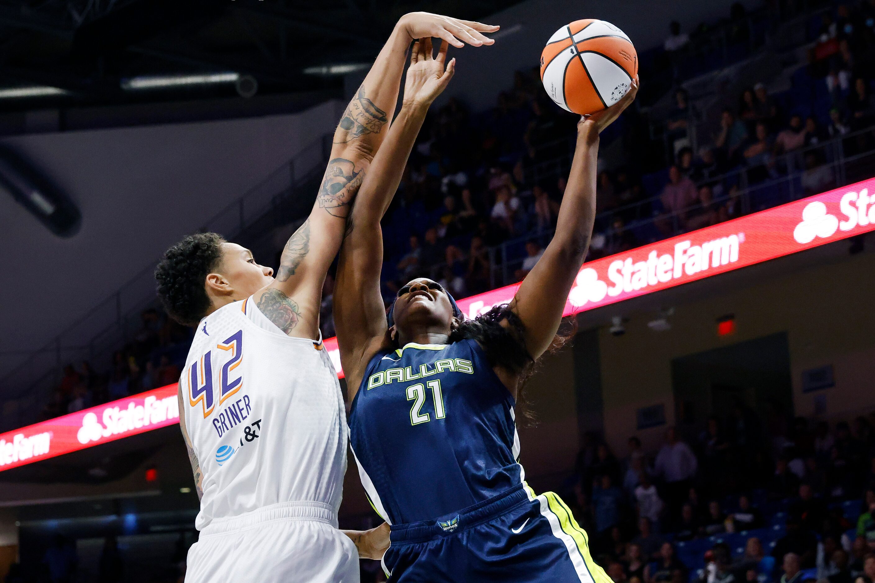 Dallas Wings center Kalani Brown (21) puts up a shot over Phoenix Mercury center Brittney...