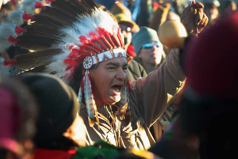 Activistas de las tribus locales celebran la nueva decisión. (AP)
