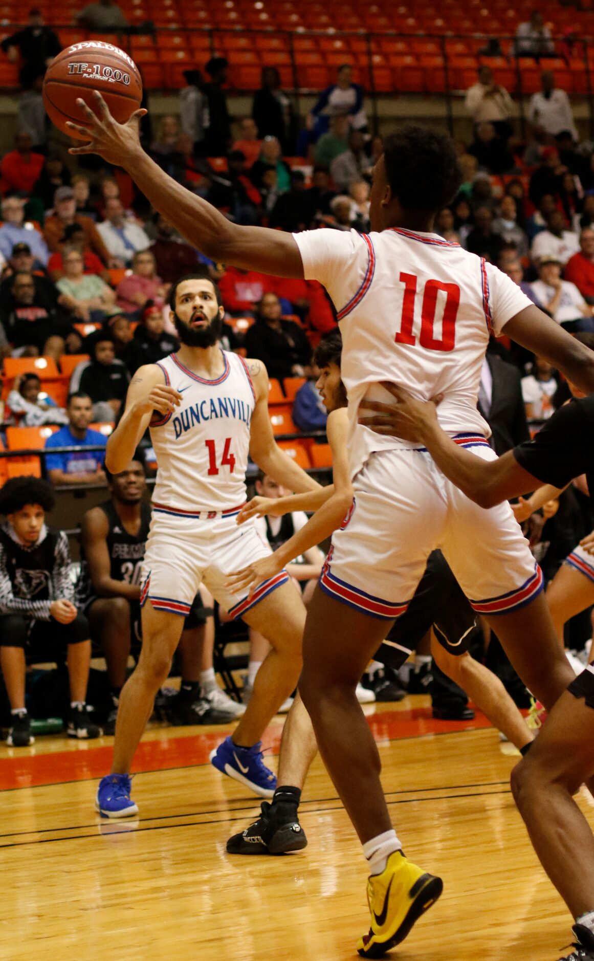 Duncanville forward Robert Banks (14) watches his pass reach its destination as guard Damon...