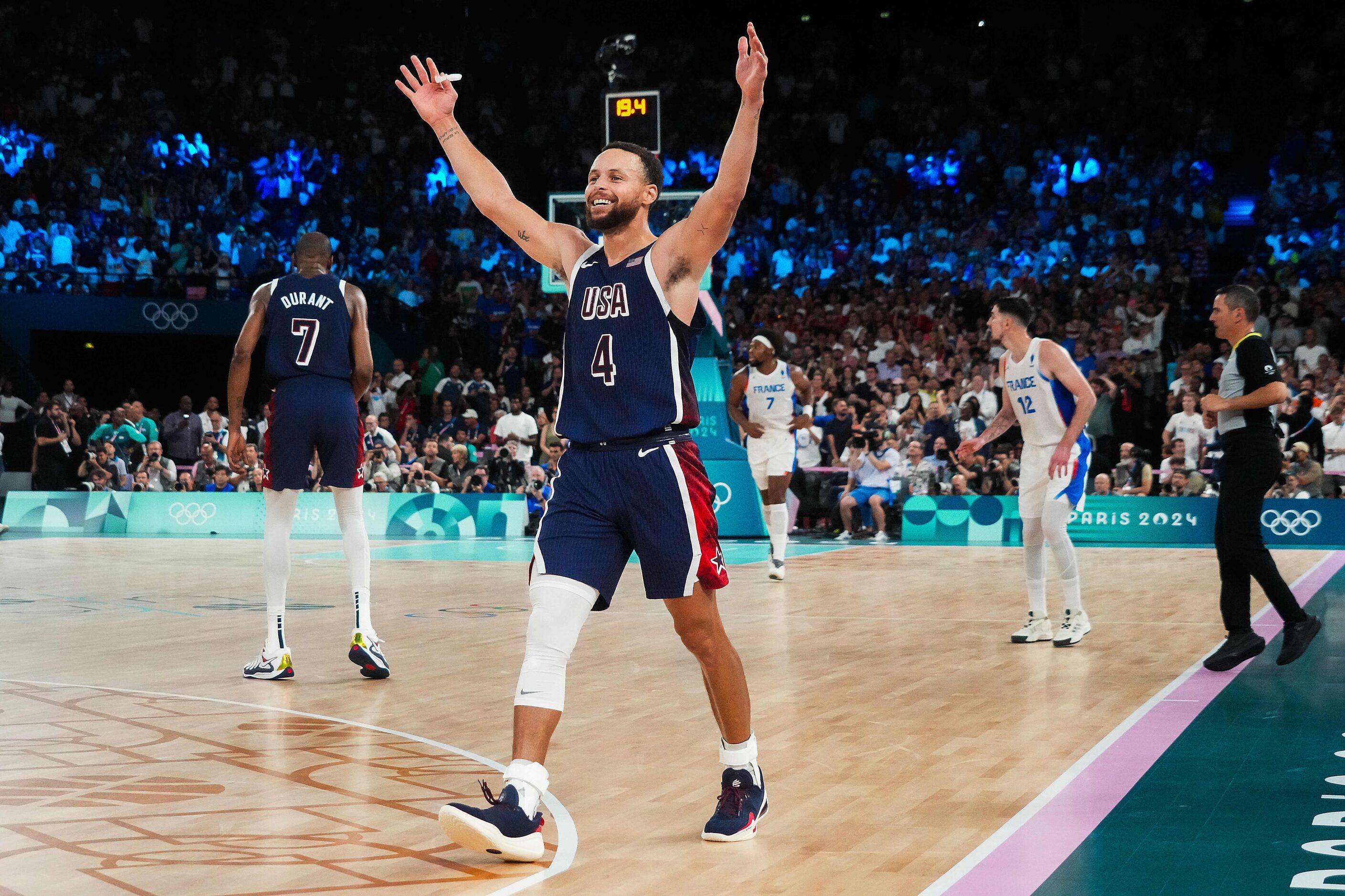 Stephen Curry (4) of the United States celebrates in the final seconds of a victory over...