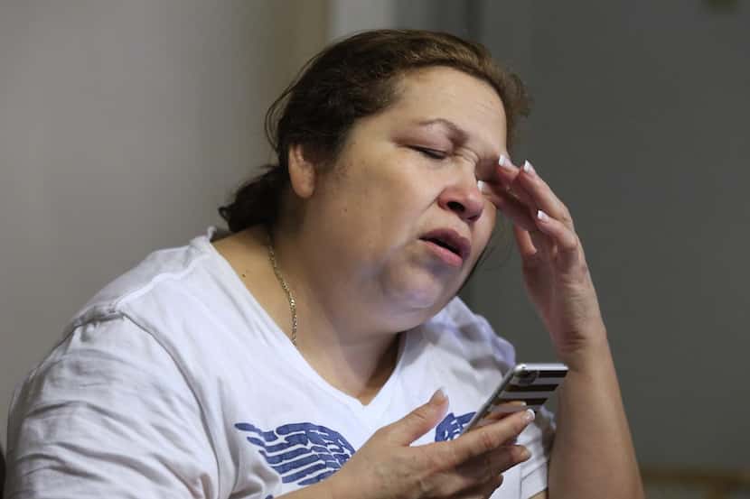 Melva Medina se limpia las lágrimas mientras habla con su hija, Marta María Hernández, quien...